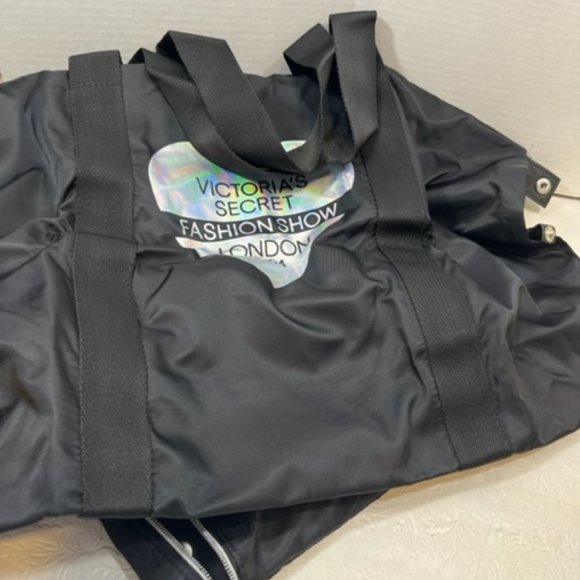 Victoria’s Secret Fashion Show London 2014 Lg Duffel bag W/Pouch  21x6x14.5" - Picture 7 of 10
